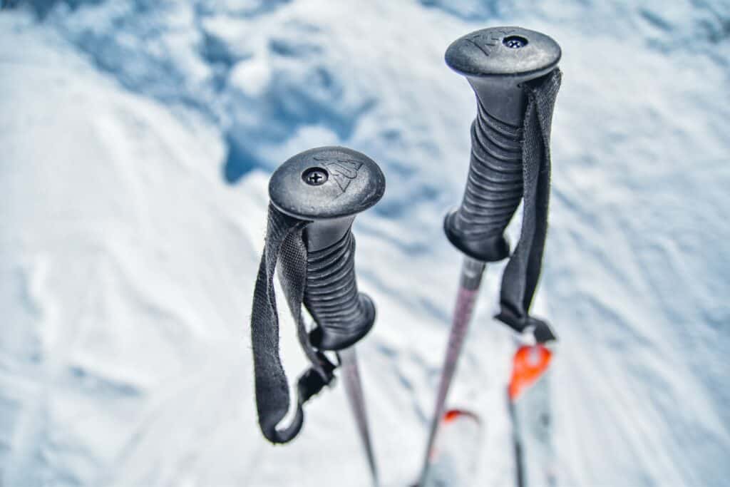 gros plan sur des batons de ski